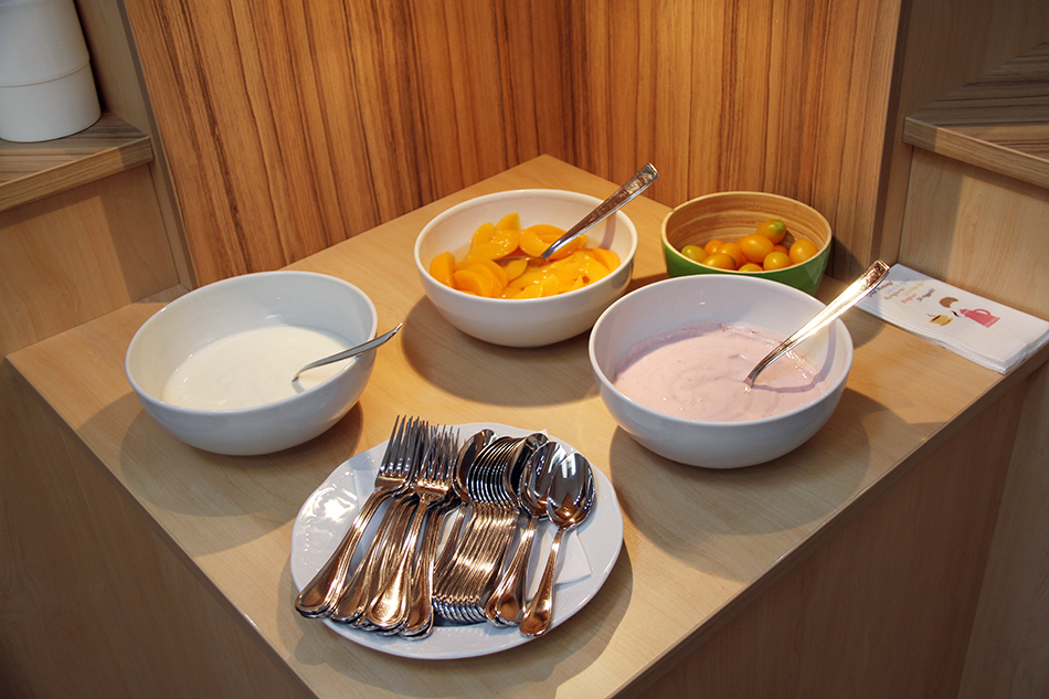 Frühstücksbuffet mit Joghurt und Obst am Weingut Wandler